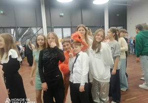 Lena, Marysia i Szymon tańczą w kole.