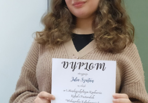 Uczennica z dyplomem.
