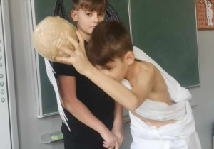 Syzyf wtaczajacy kamień