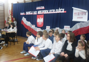 Zespół szkolny w czasie apelu.