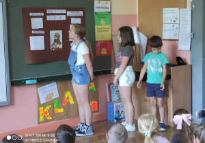 Uczniowie omawiają plakat o Mieszku I