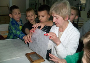 Czerpanie papieru.