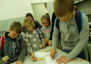 Wymazujemy ślad ołówka elektryczną gumką.