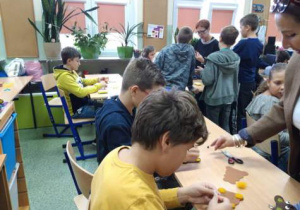 Szyjemy misie na technice.