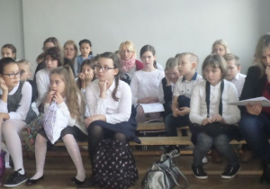 Grupa uczniów w oczekiwaniu na konkurs