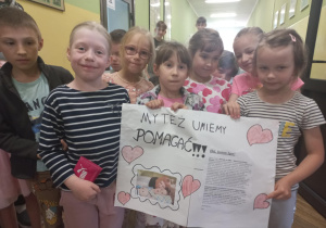 Grupa uczniów z plakatem "Pomagamy Igorowi"