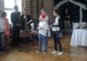Wręczanie uczniom nagród za kartki bożonarodzeniowe.