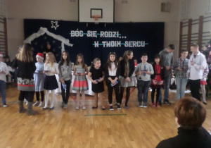Wręczanie uczniom nagród za kartki bożonarodzeniowe.