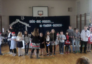 Wręczanie uczniom nagród za kartki bożonarodzeniowe.