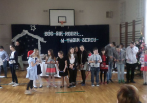 Wręczanie uczniom nagród za kartki bożonarodzeniowe.