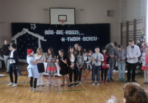 Wręczanie uczniom nagród za kartki bożonarodzeniowe.