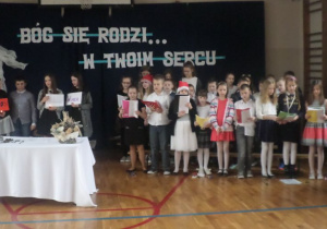Fragment przedstawienia- uczniowie klas VII i zespół muzyczny.