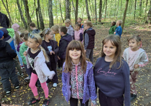 Grupa dzieci w lesie