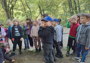 Grupa uczniów wśród drzew
