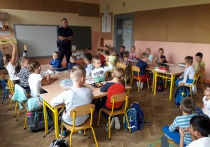 Spotkanie z policjantem uczniów klasy 1a.