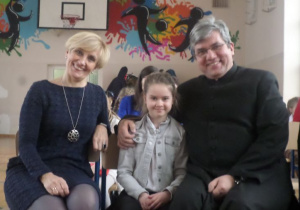 Zdjęcie grupowe- p. dyrektor Agnieszka Góra, laureatka i ksiądz Kujawin.
