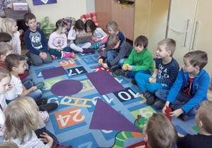 Przedszkolaki podczas zajęć W Krainie Figur Geometrycznych.