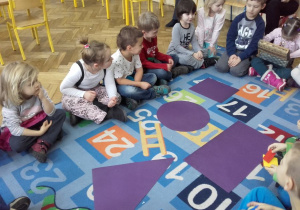Przedszkolaki podczas zajęć W Krainie Figur Geometrycznych.