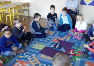 Przedszkolaki podczas zajęć W Krainie Figur Geometrycznych.