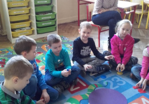 Przedszkolaki podczas zajęć W Krainie Figur Geometrycznych.