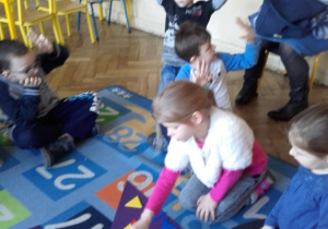 Przedszkolaki podczas zajęć W Krainie Figur Geometrycznych.