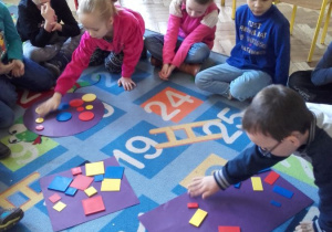 Przedszkolaki podczas zajęć W Krainie Figur Geometrycznych.