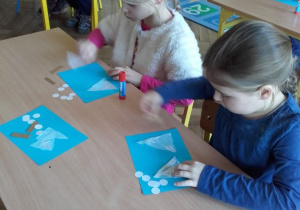 Przedszkolaki podczas zajęć W Krainie Figur Geometrycznych.