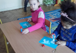 Przedszkolaki podczas zajęć W Krainie Figur Geometrycznych.