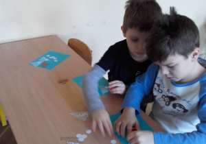 Przedszkolaki podczas zajęć W Krainie Figur Geometrycznych.