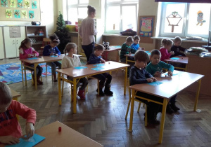 Przedszkolaki podczas zajęć W Krainie Figur Geometrycznych.