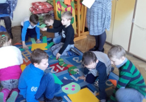 Przedszkolaki podczas zajęć W Krainie Figur Geometrycznych.