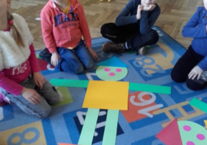 Przedszkolaki podczas zajęć W Krainie Figur Geometrycznych.