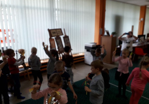 Wycieczka uczniów 1a do biblioteki przy ul. Wilczej.
