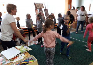 Wycieczka uczniów 1a do biblioteki przy ul. Wilczej.