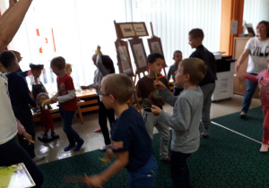 Wycieczka uczniów 1a do biblioteki przy ul. Wilczej.