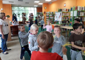 Wycieczka uczniów 1a do biblioteki przy ul. Wilczej.