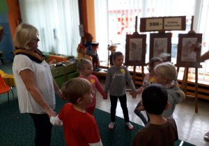 Wycieczka uczniów 1a do biblioteki przy ul. Wilczej.