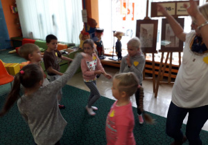 Wycieczka uczniów 1a do biblioteki przy ul. Wilczej.