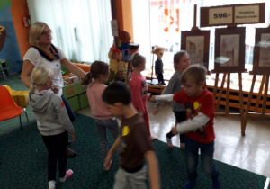 Wycieczka uczniów 1a do biblioteki przy ul. Wilczej.