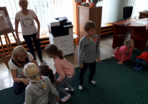 Wycieczka uczniów 1a do biblioteki przy ul. Wilczej.