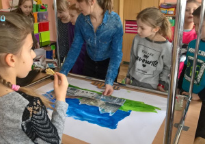 Uczniowie wraz z instruktorem tworzą plan filmowy.
