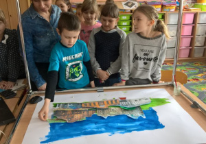 Uczniowie wraz z instruktorem tworzą plan filmowy.