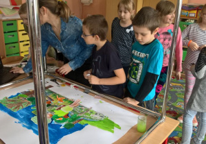 Uczniowie wraz z instruktorem tworzą plan filmowy.