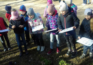 Pilna praca w lesie.
