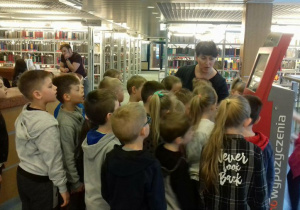 Uczniowie klasy 1 a podczas warsztatów w Bibliotece Uniwersytetu Łódzkiego.