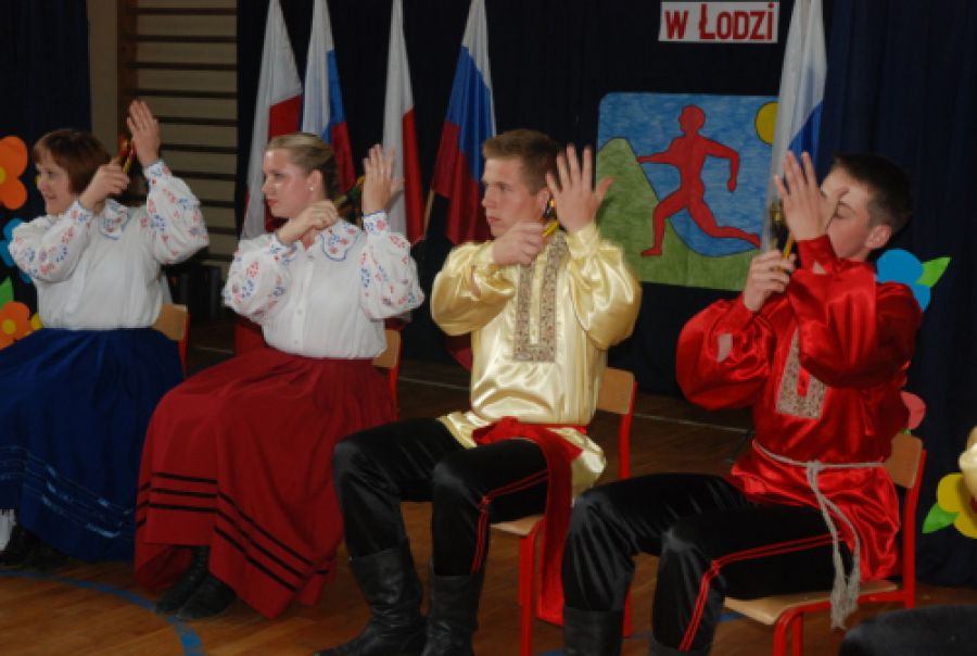 rosyjski zespół ludowy gra na instrumentach
