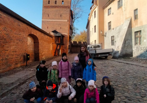 Pierwszoklasiści przy Krzywej Wieży.