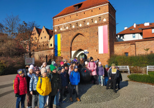 Dzieci na tle murów obronnych.