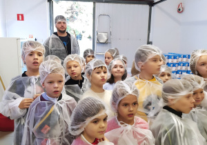 Zwiedzamy Fabrykę w ubraniach ochronnych