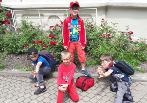 Chłopcy z pomalowanymi twarzami w altanie Parku Źródliska.